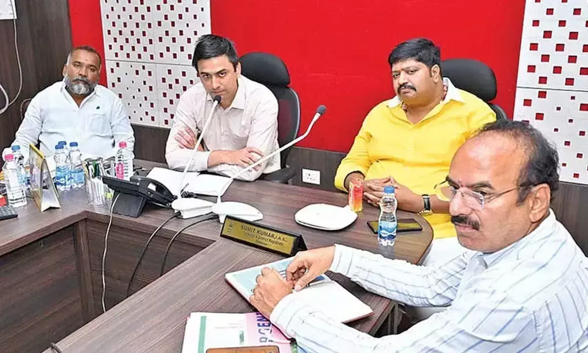 Andhra: कीमतों में गिरावट के कारण आम किसानों के लिए संकट गहराया Andhra: कीमतों में गिरावट के कारण आम किसानों के लिए संकट गहराया