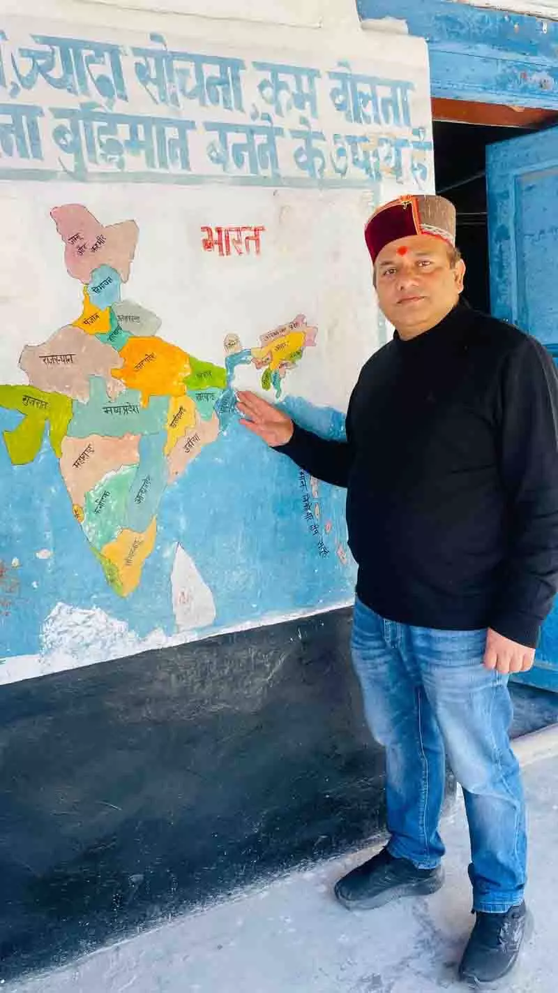 MLA ने स्कूलों की दीवारों पर लगे गलत मानचित्रों को चिन्हित किया MLA ने स्कूलों की दीवारों पर लगे गलत मानचित्रों को चिन्हित किया