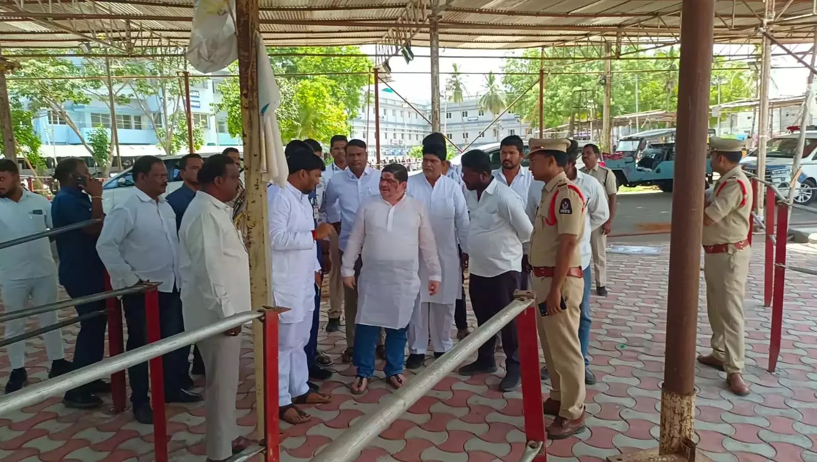 Ponnam ने 8-9 जून को मछली प्रसादम वितरण की व्यवस्था की समीक्षा की Ponnam ने 8-9 जून को मछली प्रसादम वितरण की व्यवस्था की समीक्षा की