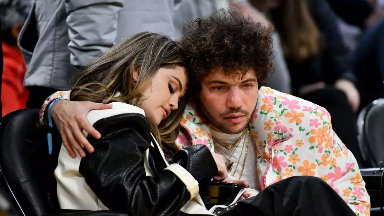 Benny Blanco ने सेलेना गोमेज़ के साथ शादी के लिए सरप्राइज़ का खुलासा किया Benny Blanco ने सेलेना गोमेज़ के साथ शादी के लिए सरप्राइज़ का खुलासा किया