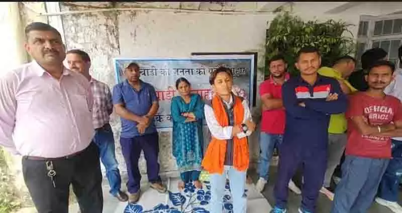 Palampur के ग्रामीणों ने कंडवारी सड़क के ढहने पर विरोध जताया, तत्काल मरम्मत की मांग की Palampur के ग्रामीणों ने कंडवारी सड़क के ढहने पर विरोध जताया, तत्काल मरम्मत की मांग की