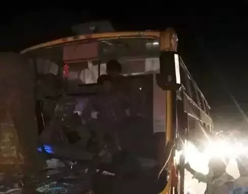 Choutuppal में निजी बस के खड़ी लॉरी से टकराने से 2 लोगों की मौत, 20 घायल Choutuppal में निजी बस के खड़ी लॉरी से टकराने से 2 लोगों की मौत, 20 घायल