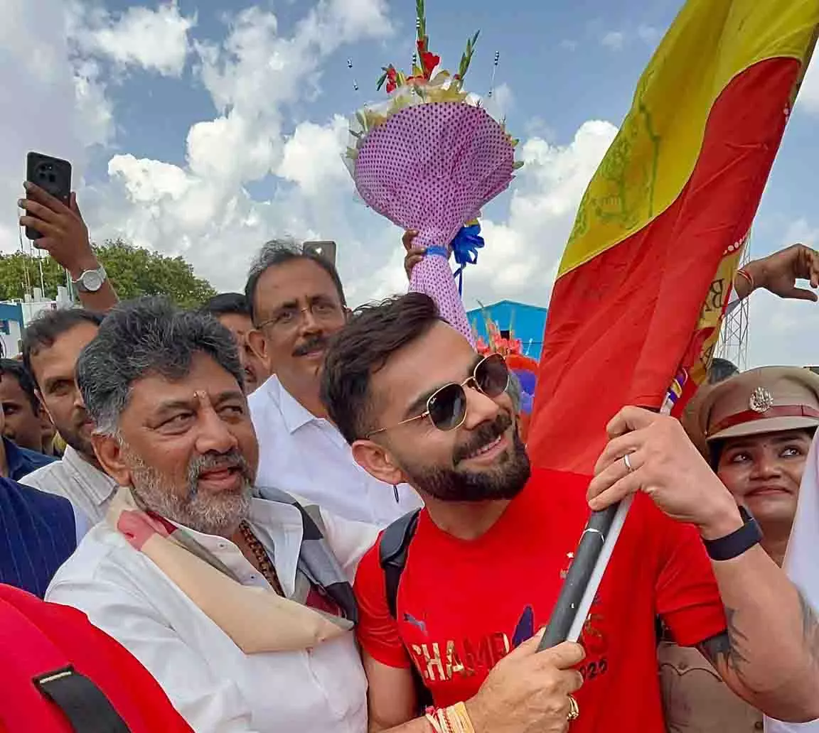 विराट कोहली का एयरपोर्ट पर भव्य स्वागत, डिप्टी सीएम DK शिवकुमार ने दी बधाई विराट कोहली का एयरपोर्ट पर भव्य स्वागत, डिप्टी सीएम DK शिवकुमार ने दी बधाई