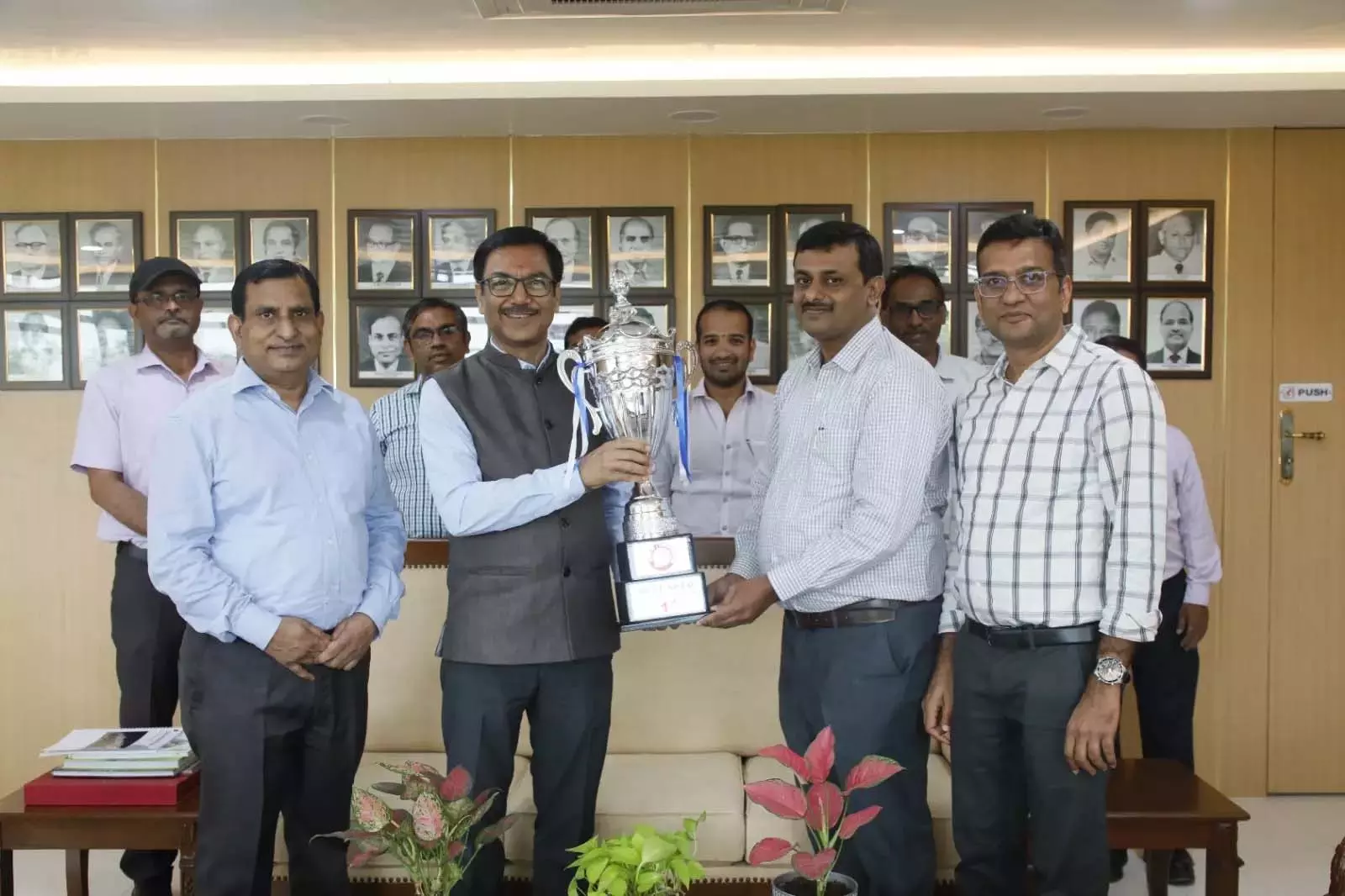 SCR ने इलेक्ट्रिक लोकोमोटिव में प्रथम पुरस्कार जीता SCR ने इलेक्ट्रिक लोकोमोटिव में प्रथम पुरस्कार जीता