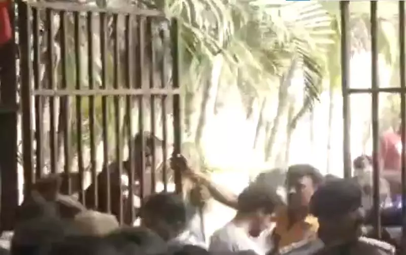 RCB टीम के स्वागत में उमड़ी भीड़, स्टेडियम के बाहर पुलिस ने किया हल्का लाठीचार्ज RCB टीम के स्वागत में उमड़ी भीड़, स्टेडियम के बाहर पुलिस ने किया हल्का लाठीचार्ज