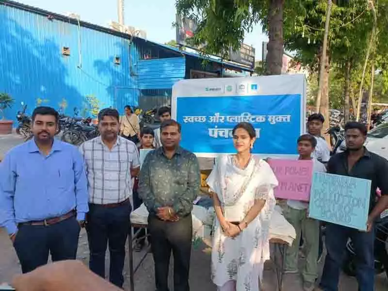 Panchkula में स्वच्छता को बढ़ावा देने के लिए सेक्टर-15 मार्केट में कपड़े के थैले बांटे गए Panchkula में स्वच्छता को बढ़ावा देने के लिए सेक्टर-15 मार्केट में कपड़े के थैले बांटे गए