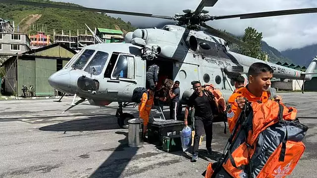 सिक्किम भूस्खलन: वायुसेना ने 2 अमेरिकियों समेत 33 लोगों को बचाया सिक्किम भूस्खलन: वायुसेना ने 2 अमेरिकियों समेत 33 लोगों को बचाया