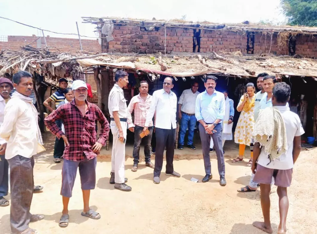 कमार डेरा में मूलभूत सुविधाओं के विकास के लिए एसडीएम ने किया स्थलीय निरीक्षण कमार डेरा में मूलभूत सुविधाओं के विकास के लिए एसडीएम ने किया स्थलीय निरीक्षण