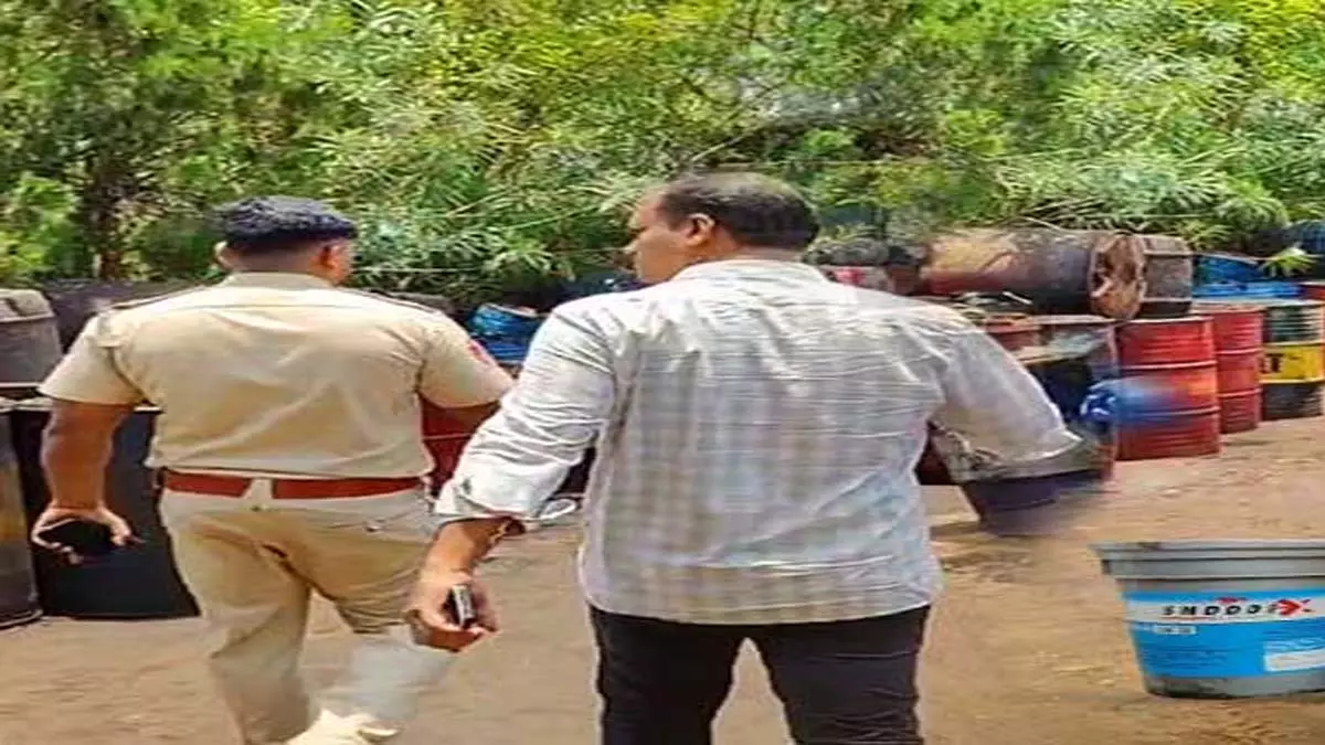 Fake इंजन ऑयल बनाने वाली इकाई का भंडाफोड़ Fake इंजन ऑयल बनाने वाली इकाई का भंडाफोड़