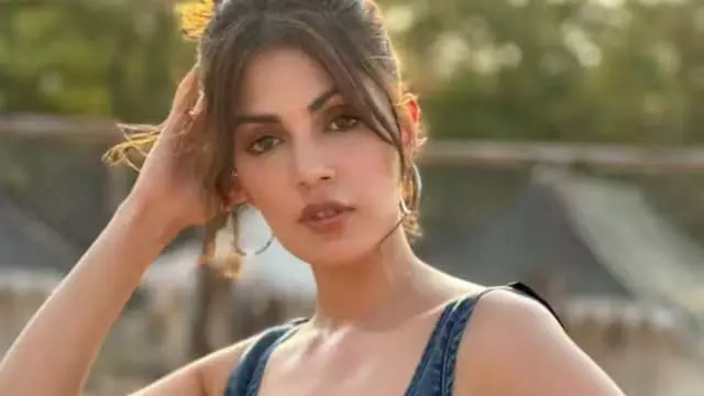 Rhea Chakraborty को विदेश जाने की इजाज़त Rhea Chakraborty को विदेश जाने की इजाज़त