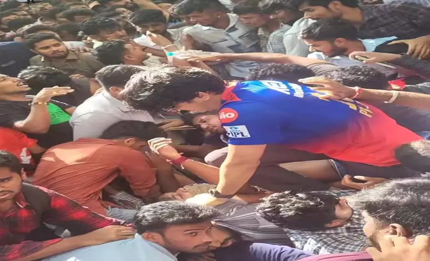 BIG BREAKING: चिन्नास्वामी स्टेडियम के बाहर मची भगदड़, महिला समेत 3 की मौत BIG BREAKING: चिन्नास्वामी स्टेडियम के बाहर मची भगदड़, महिला समेत 3 की मौत