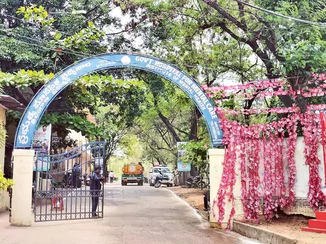 Telangana : एर्रागड्डा अस्पताल में दूषित भोजन की घटना 18 लोगों को उस्मानिया पहुंचाया गया Telangana : एर्रागड्डा अस्पताल में दूषित भोजन की घटना 18 लोगों को उस्मानिया पहुंचाया गया