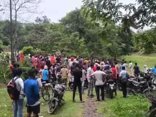 पेड़ से लटकता मिला छात्र का शव, इलाके में फैली सनसनी पेड़ से लटकता मिला छात्र का शव, इलाके में फैली सनसनी