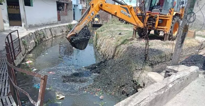 Jammu MC ने बारिश से पहले नालों से गाद निकालने का काम शुरू किया Jammu MC ने बारिश से पहले नालों से गाद निकालने का काम शुरू किया