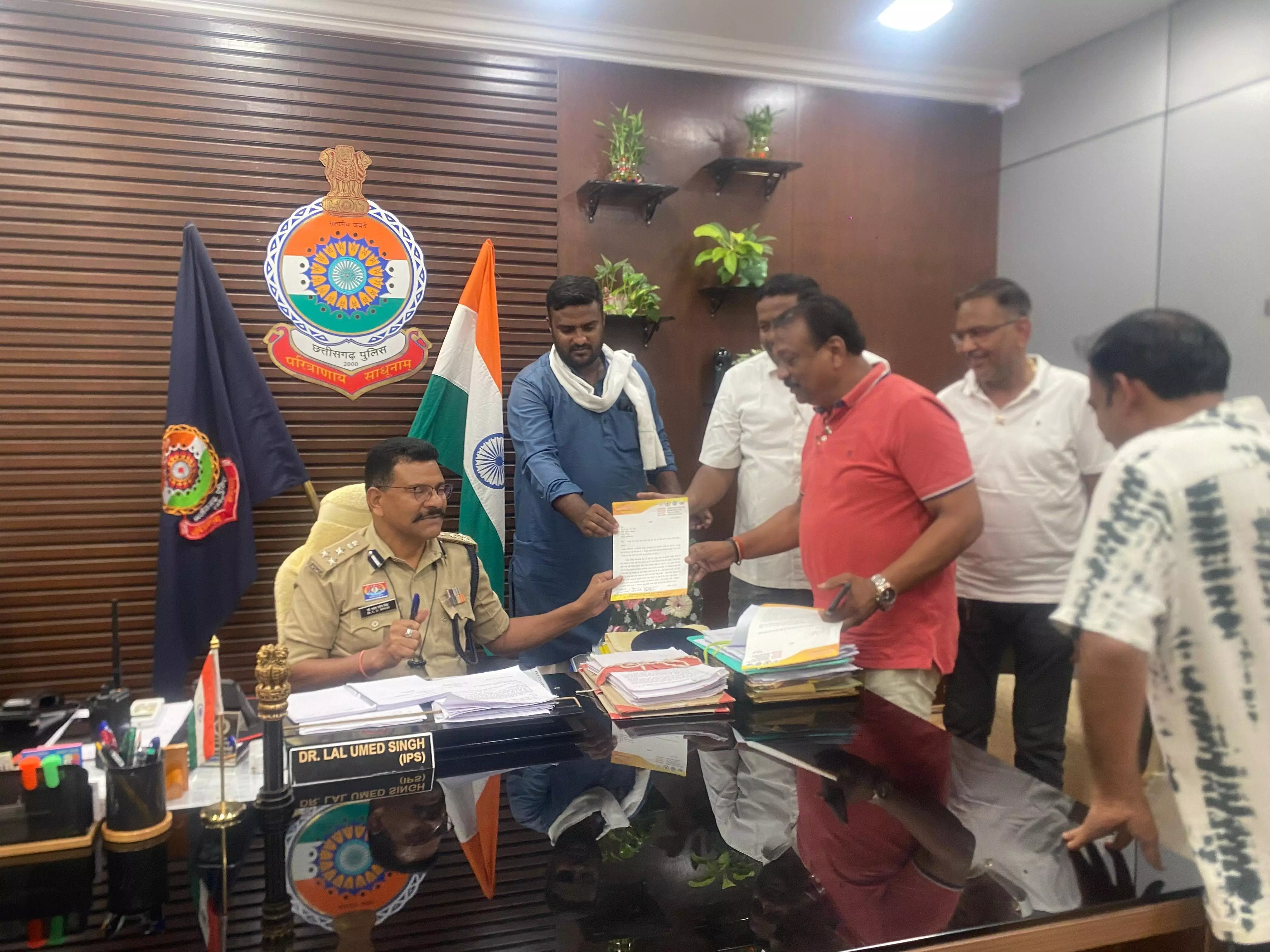 रायपुर में बढ़ते अपराध, नशा और देहव्यापार पर कांग्रेस नेता कन्हैया अग्रवाल ने SSP को सौंपा ज्ञापन रायपुर में बढ़ते अपराध, नशा और देहव्यापार पर कांग्रेस नेता कन्हैया अग्रवाल ने SSP को सौंपा ज्ञापन