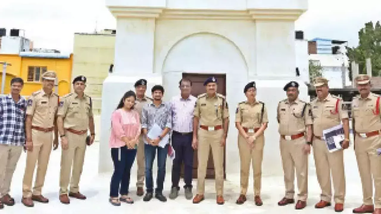 Telangana: शीर्ष पुलिस अधिकारी सीवी आनंद ने पुनर्निर्मित रामगोपालपेट पुलिस थाने का दौरा किया Telangana: शीर्ष पुलिस अधिकारी सीवी आनंद ने पुनर्निर्मित रामगोपालपेट पुलिस थाने का दौरा किया
