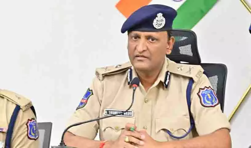 Hyderabad घाटकेसर में मंदिरों और बस स्टॉप पर तोड़फोड़ निरोधक टीम ने छापेमारी की Hyderabad घाटकेसर में मंदिरों और बस स्टॉप पर तोड़फोड़ निरोधक टीम ने छापेमारी की