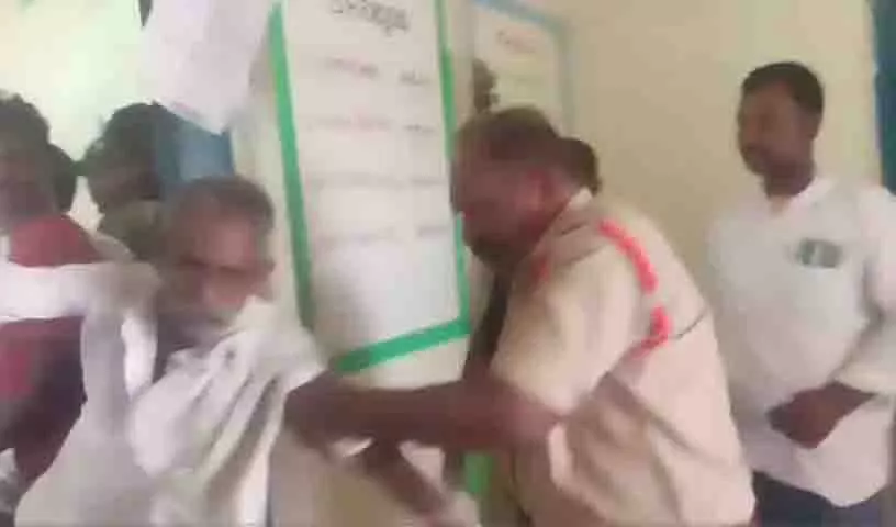 खानपुर में पुलिस ने बुजुर्ग किसान से की मारपीट, ASI निलंबित खानपुर में पुलिस ने बुजुर्ग किसान से की मारपीट, ASI निलंबित