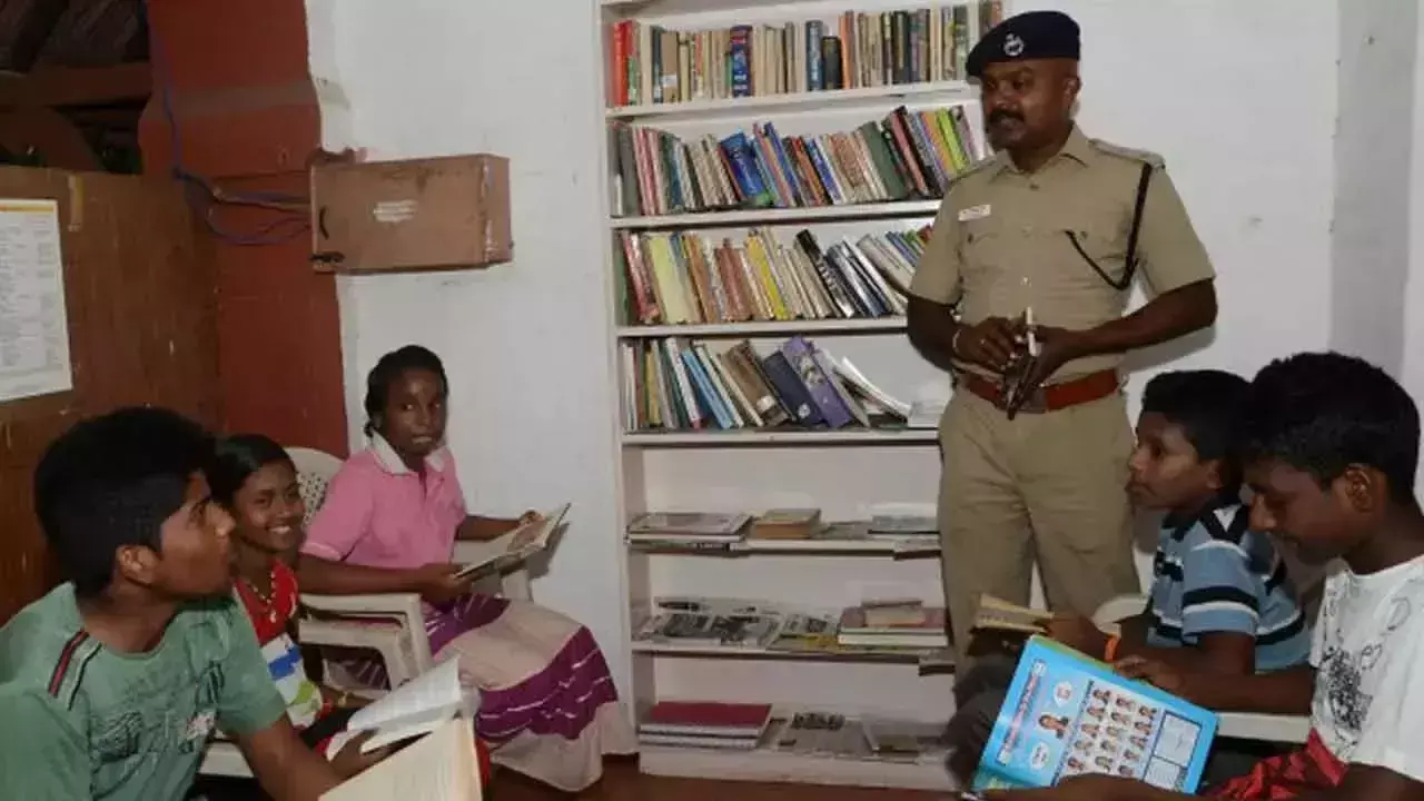 Telangana: पुलिस थानों में मिनी लाइब्रेरी बनेगी Telangana: पुलिस थानों में मिनी लाइब्रेरी बनेगी