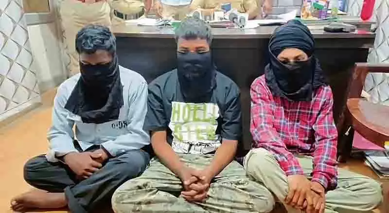 Amritsar: वाहन लूट के तीन आरोपी हथियार सहित गिरफ्तार Amritsar: वाहन लूट के तीन आरोपी हथियार सहित गिरफ्तार