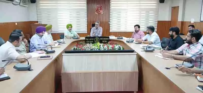 तरनतारन में बाढ़ से निपटने के लिए बांधों के आसपास संवेदनशील स्थानों को मजबूत करें: DC तरनतारन में बाढ़ से निपटने के लिए बांधों के आसपास संवेदनशील स्थानों को मजबूत करें: DC