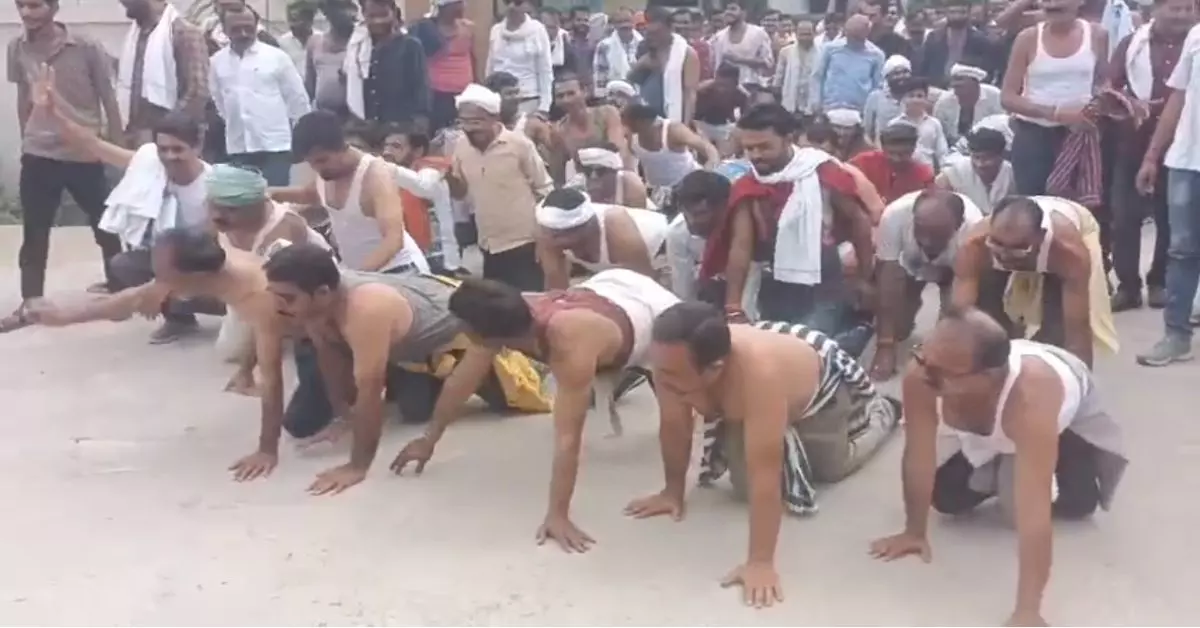 Narsinghpur: किसानों ने घुटनों के बल चलकर जताया विरोध, सौंपा मांग पत्र Narsinghpur: किसानों ने घुटनों के बल चलकर जताया विरोध, सौंपा मांग पत्र