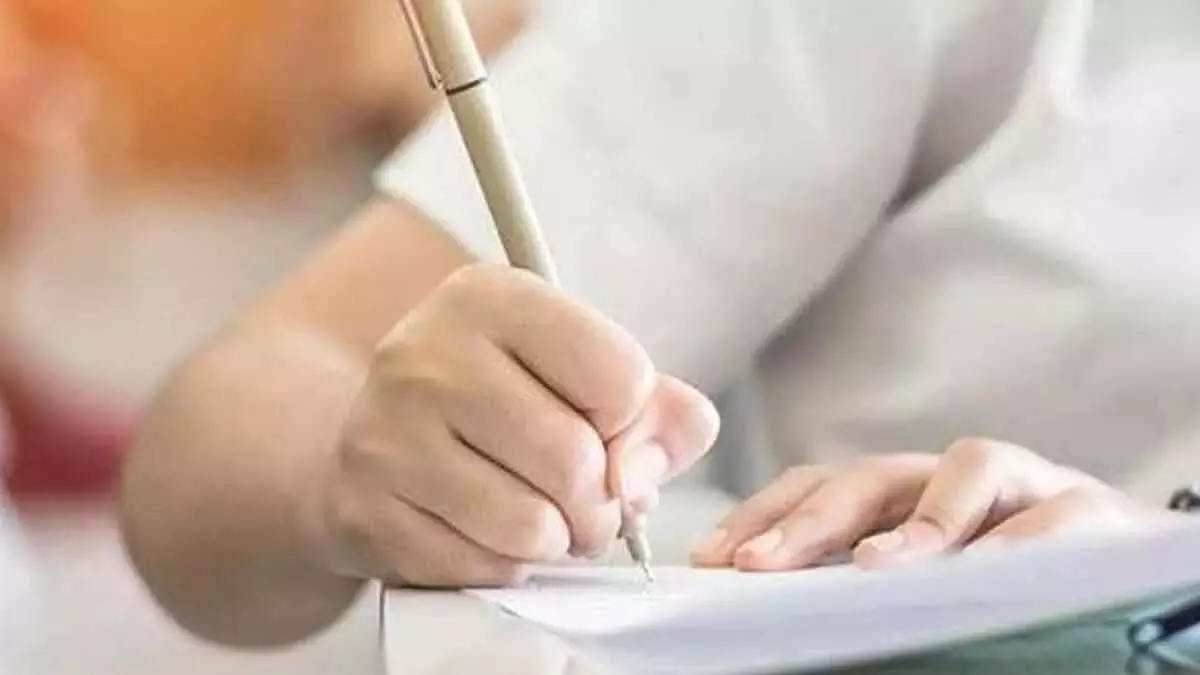 CAT ऑनलाइन कोचिंग बनाम ऑफलाइन कोचिंग, फायदे, नुकसान और गाइड CAT ऑनलाइन कोचिंग बनाम ऑफलाइन कोचिंग, फायदे, नुकसान और गाइड
