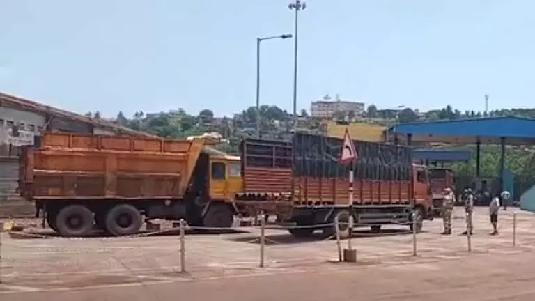 Mormugao पोर्ट के ट्रक चालकों ने विरोध प्रदर्शन के बीच 300 रुपये फ्लाईओवर टोल खत्म करने की मांग की Mormugao पोर्ट के ट्रक चालकों ने विरोध प्रदर्शन के बीच 300 रुपये फ्लाईओवर टोल खत्म करने की मांग की