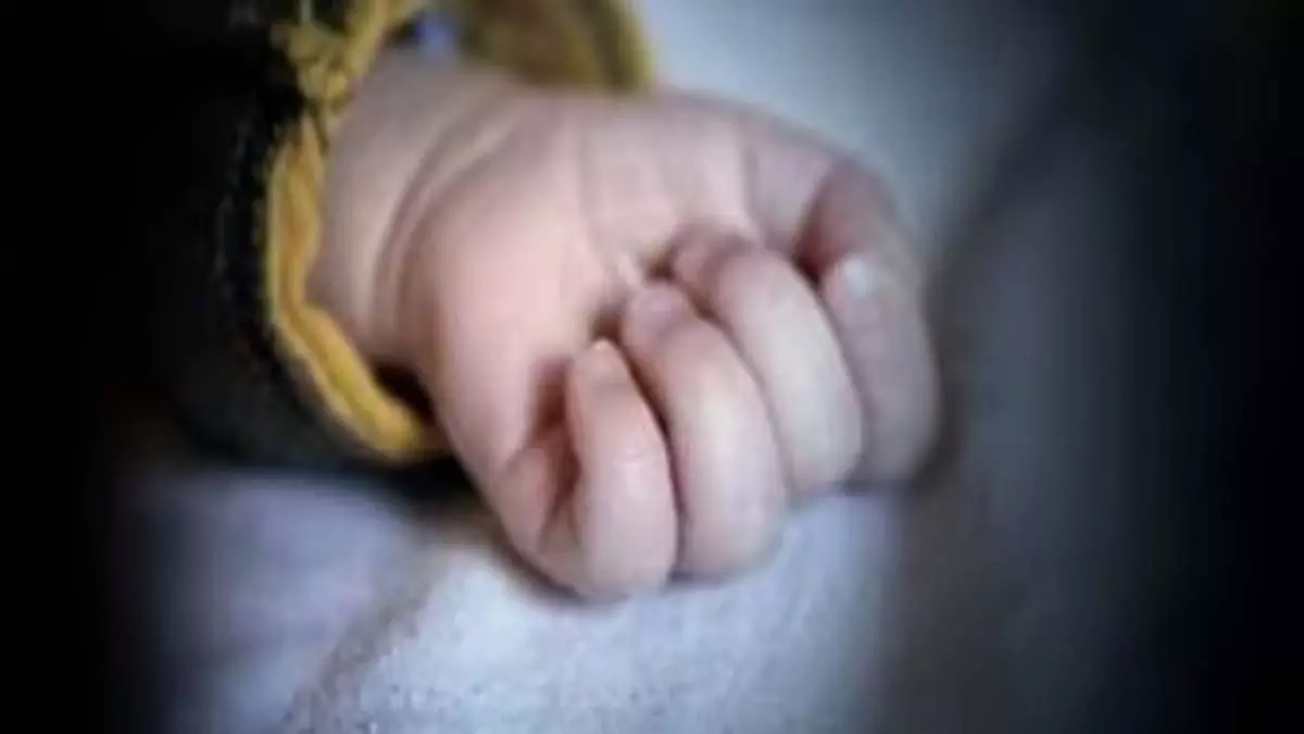 नशे में धुत्त 22 वर्षीय व्यक्ति ने नवजात बच्ची को सड़क पर पटक-पटक कर मार डाला नशे में धुत्त 22 वर्षीय व्यक्ति ने नवजात बच्ची को सड़क पर पटक-पटक कर मार डाला