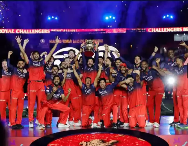 RCB की पहली IPL जीत: आलोचनाओं से टीम वर्क तक का प्रेरणादायक सफर RCB की पहली IPL जीत: आलोचनाओं से टीम वर्क तक का प्रेरणादायक सफर