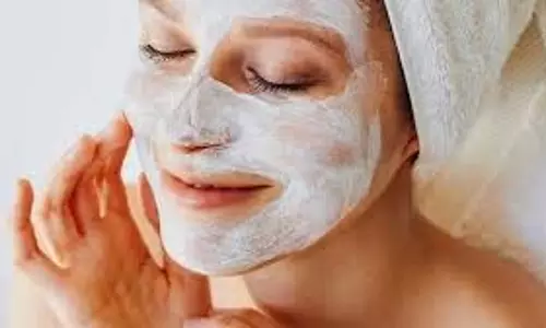 Skin Care: दही में ये चीज मिलाकर चेहरे पर 2 मिनट तक रगड़ें, हफ्ते भर में ही चमक उठेगी आपकी स्किन