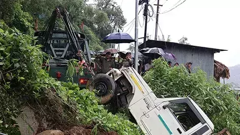 Arunachal: सुरक्षा बलों ने गहरी खाई से वाहन निकाला