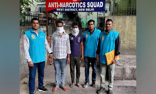 Delhi Police ने 4 किलो से ज़्यादा गांजा के साथ 2 ड्रग तस्करों को गिरफ़्तार किया Delhi Police ने 4 किलो से ज़्यादा गांजा के साथ 2 ड्रग तस्करों को गिरफ़्तार किया