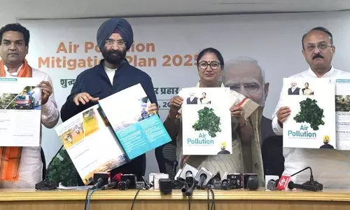 Delhi सीएम रेखा ने वायु प्रदूषण शमन योजना शुरू की Delhi सीएम रेखा ने वायु प्रदूषण शमन योजना शुरू की