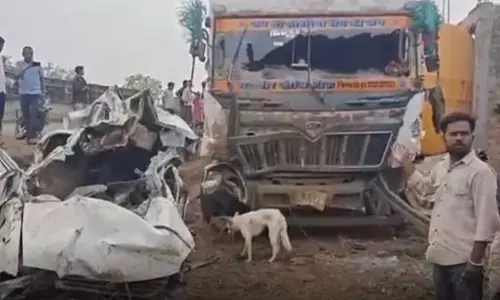 बड़ा एक्सीडेंट: 9 लोगों की मौत, सीमेंट वाला ट्रक वैन पर पलटा