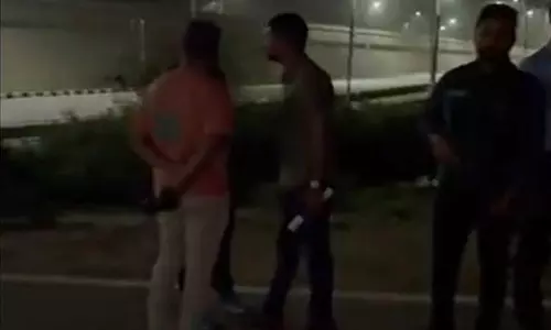 Delhi Police ने बेगमपुर इलाके के पास मुठभेड़ के बाद भाऊ गैंग से जुड़े शूटर को पकड़ा Delhi Police ने बेगमपुर इलाके के पास मुठभेड़ के बाद भाऊ गैंग से जुड़े शूटर को पकड़ा