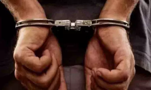 तेलंगाना में मादक पदार्थ तस्करी मामले में Tirupati पुलिसकर्मी गिरफ्तार तेलंगाना में मादक पदार्थ तस्करी मामले में Tirupati पुलिसकर्मी गिरफ्तार