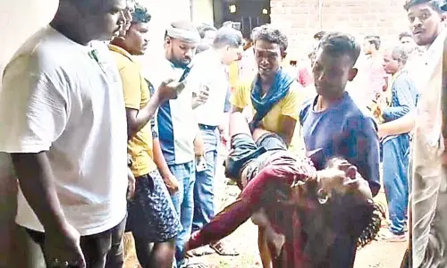 Odisha : सेंटरिंग स्टिक फिसलने से चार मजदूरों की मौत Odisha : सेंटरिंग स्टिक फिसलने से चार मजदूरों की मौत