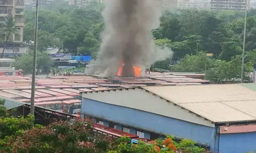 बस डिपो में भीषण आग से दो बसें जलकर हुईं खाक, VIDEO