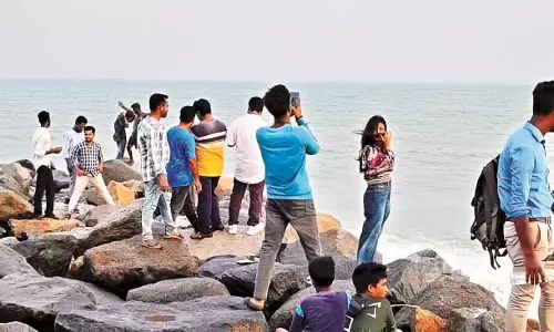 Odisha : गंजम जिले के अर्जीपल्ली में समुद्र तट पर हर दिन सैकड़ों पर्यटक आते