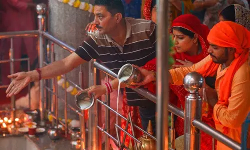 Jammu: वार्षिक उत्सव के लिए खीर भवानी मंदिर में उमड़ी श्रद्धालुओं की भीड़ Jammu: वार्षिक उत्सव के लिए खीर भवानी मंदिर में उमड़ी श्रद्धालुओं की भीड़