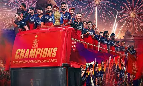 बेंगलुरु में ट्रॉफी के साथ मार्च करते RCB के खिलाड़ी