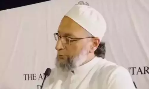 MIM कार्यकर्ताओं ने ओवैसी का हीरो की तरह स्वागत किया
