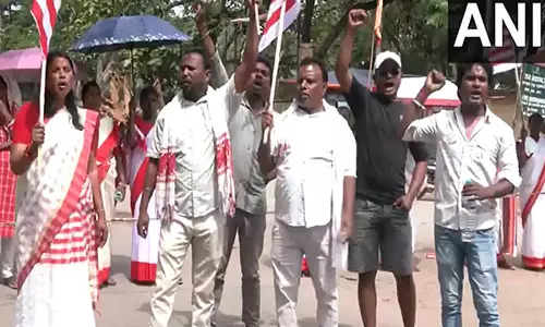 सरना स्थल के पास फ्लाईओवर निर्माण के खिलाफ Ranchi में आदिवासी संगठनों ने किया प्रदर्शन