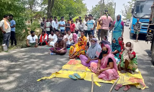जहरीले रिसाव से कांपा इलाका, सड़क में उतरे ग्रामीण जहरीले रिसाव से कांपा इलाका, सड़क में उतरे ग्रामीण