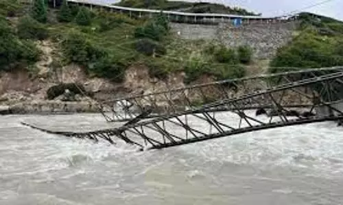 Uttarakhand: अचानक ढह गया वैली ब्रिज, जांच की मांग Uttarakhand: अचानक ढह गया वैली ब्रिज, जांच की मांग