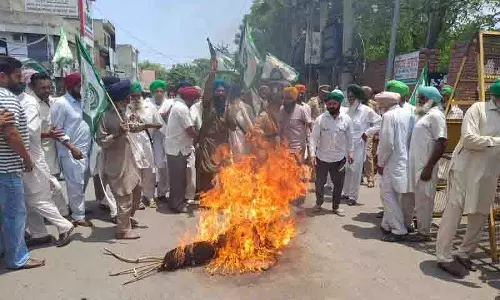 Punjab के किसानों ने भगवंत मान, अरविंद केजरीवाल का पुतला जलाया