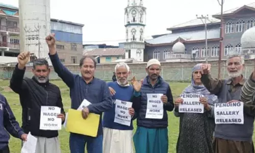लंबित वेतन को लेकर पंचायत माली-सह-चौकीदारों का कुपवाड़ा में प्रदर्शन