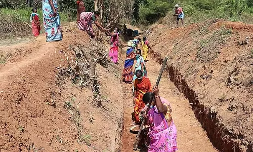 सात महीने से वेतन जारी नहीं; मनरेगा अनुबंध कर्मचारियों का विरोध सात महीने से वेतन जारी नहीं; मनरेगा अनुबंध कर्मचारियों का विरोध
