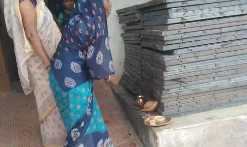 महिला समूह ने सेंटरिंग सामग्री किराए पर देकर शुरू किया स्वरोजगार